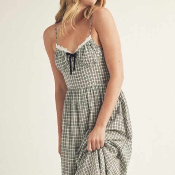 Dresses & Skirts - Elegant Checkered Midi Dress